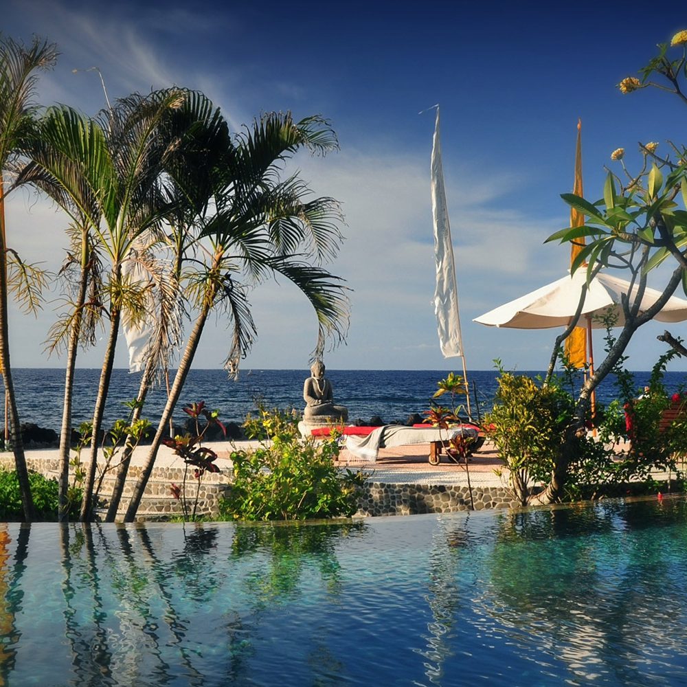 Infinity pool with these amazing view at the ocean