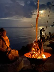 Mediation am Buddha Platz